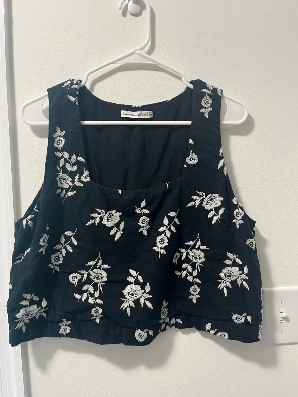 Abercrombie Black and White Floral Embroidered Crop Tank Top XL